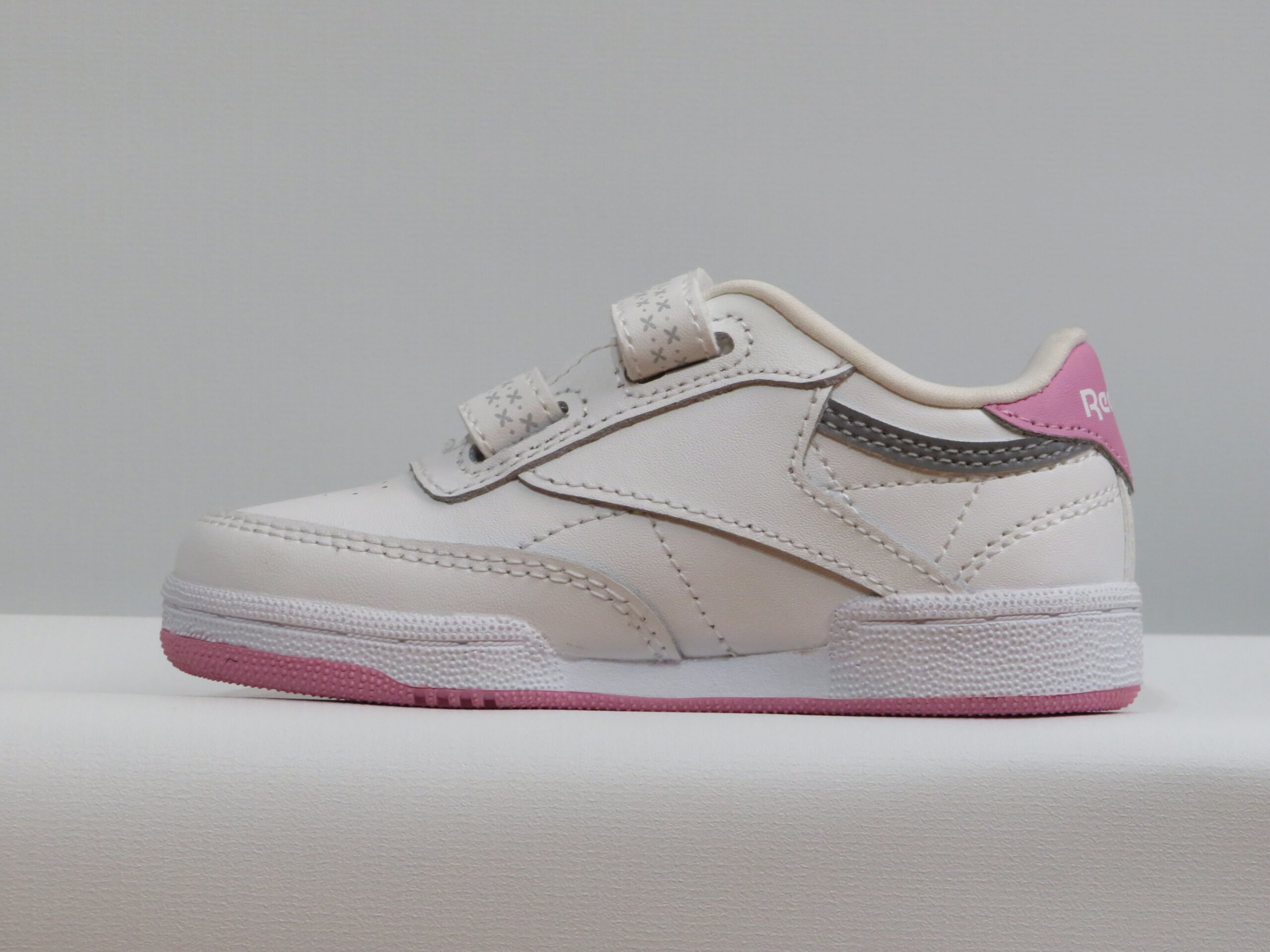 ZAPATILLAS REEBOK CLUB C 2V 2.0 INF BLANCO Y ROSA 2 ZAPATILLAS REEBOK CLUB C 2V 2.0 INF BLANCO Y ROSA - Imagen 2