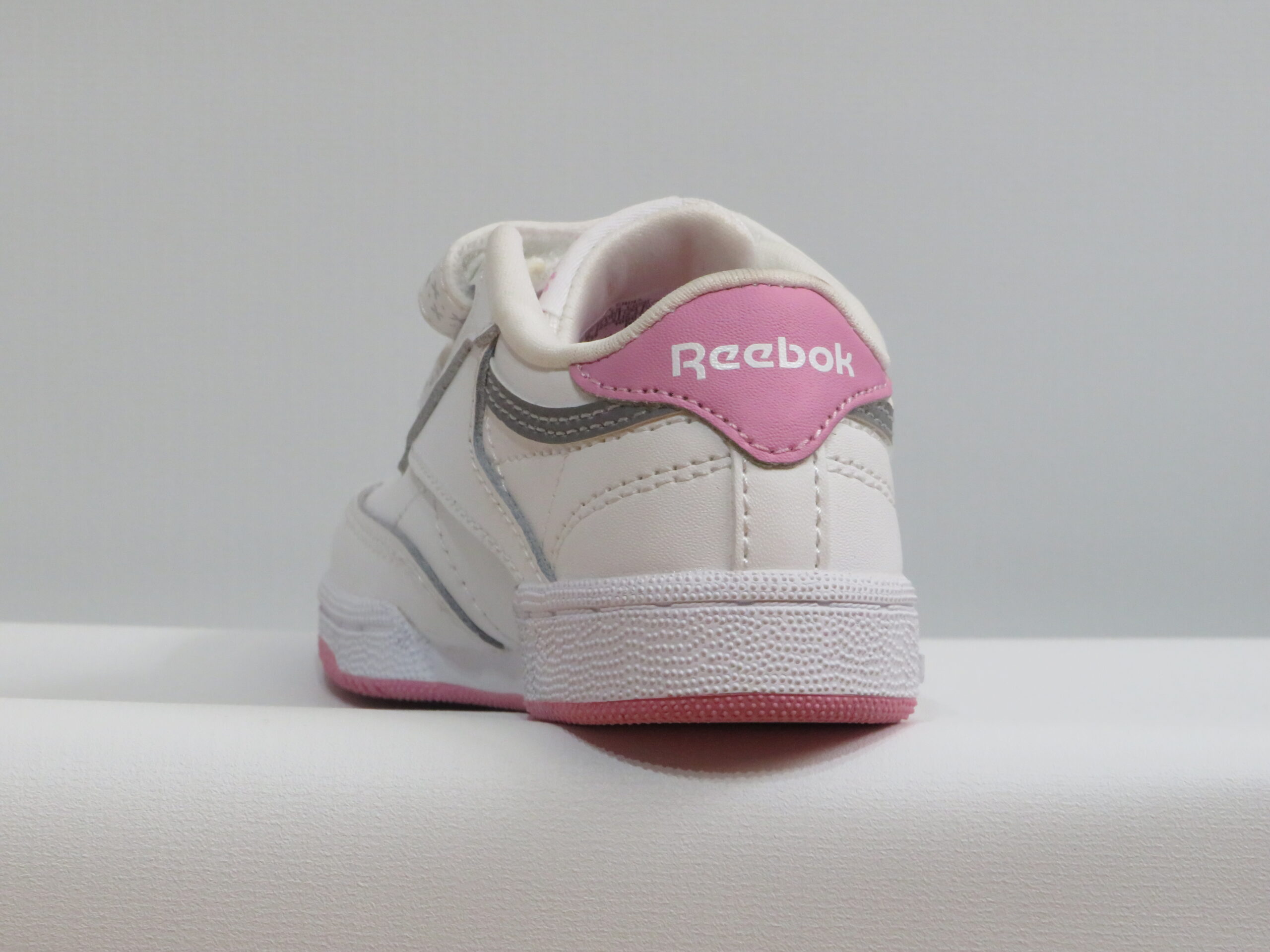 ZAPATILLAS REEBOK CLUB C 2V 2.0 INF BLANCO Y ROSA 3 ZAPATILLAS REEBOK CLUB C 2V 2.0 INF BLANCO Y ROSA - Imagen 3