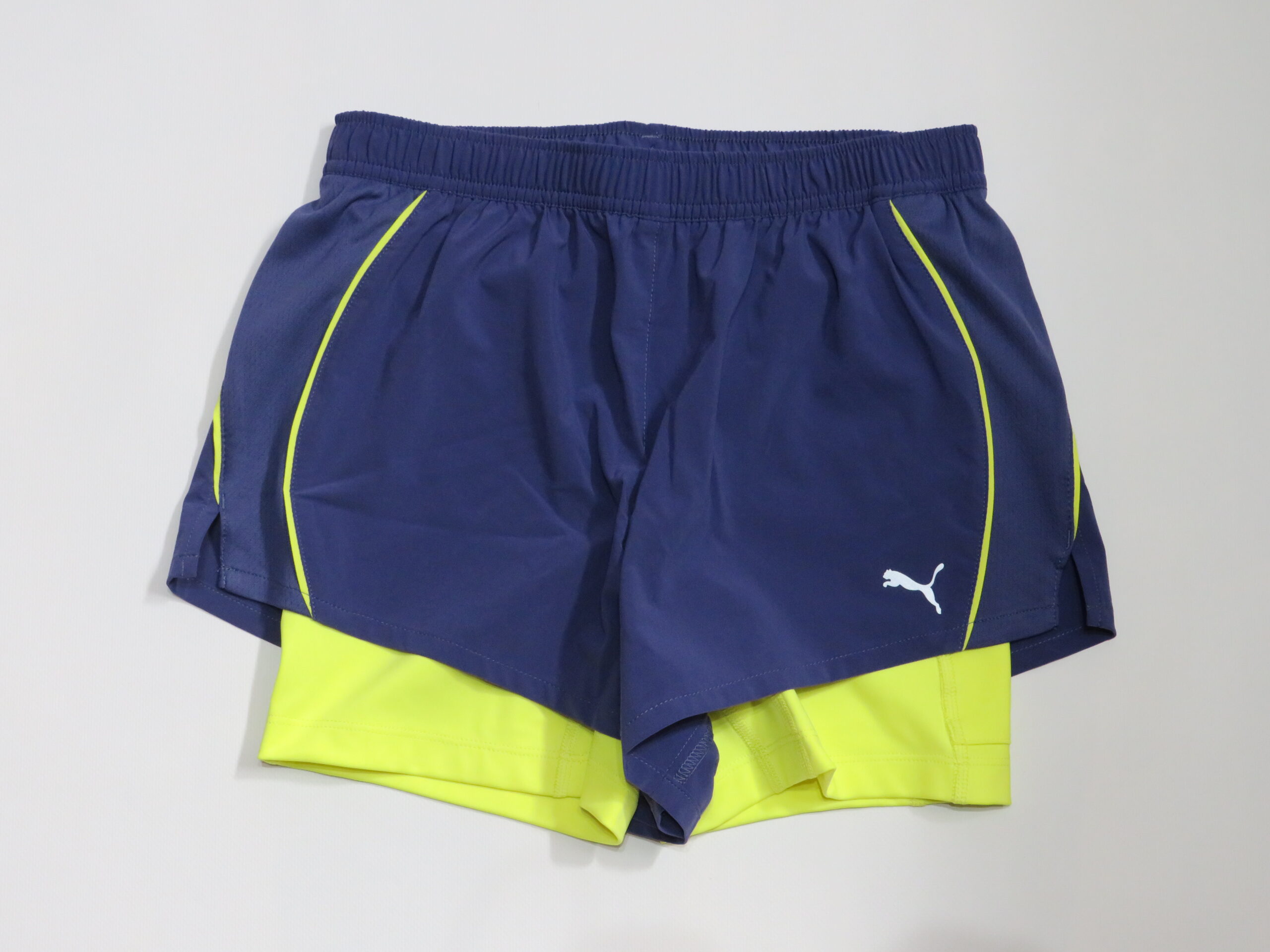 PANTALÓN CORTO CON MALLAS PUMA LILA-AMARILLO 1 PANTALÓN CORTO CON MALLAS PUMA LILA-AMARILLO