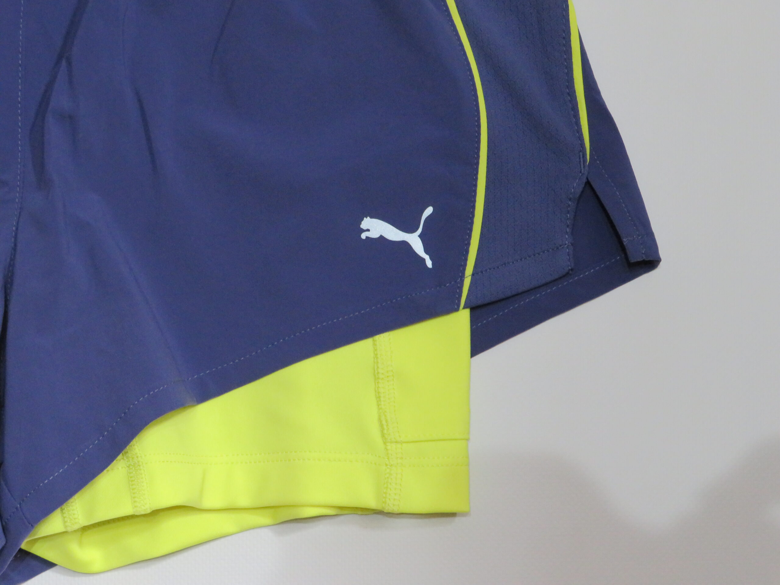 PANTALÓN CORTO CON MALLAS PUMA LILA-AMARILLO 3 PANTALÓN CORTO CON MALLAS PUMA LILA-AMARILLO - Imagen 3